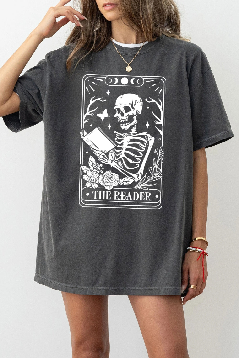 The reader skull reading tee