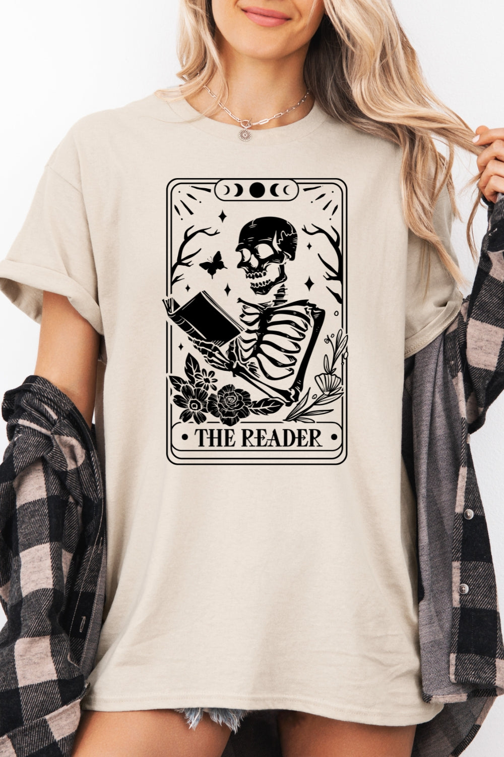 The reader skull reading tee